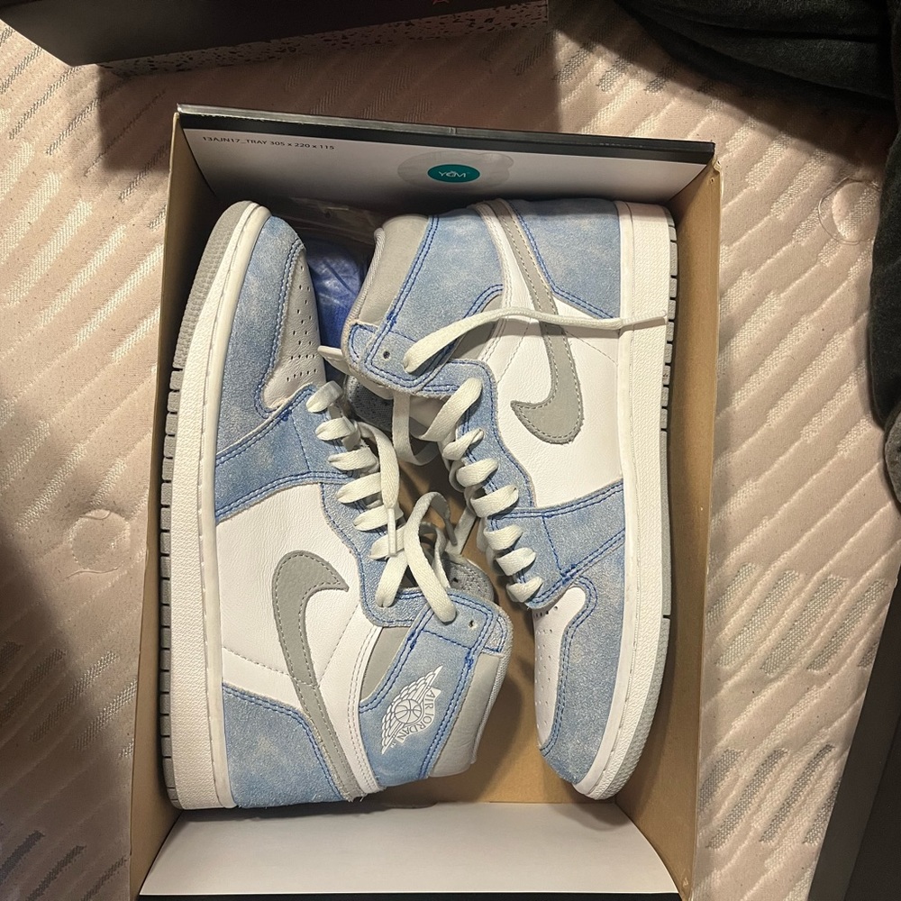 Jordan 1 Hyper Royal Size 8